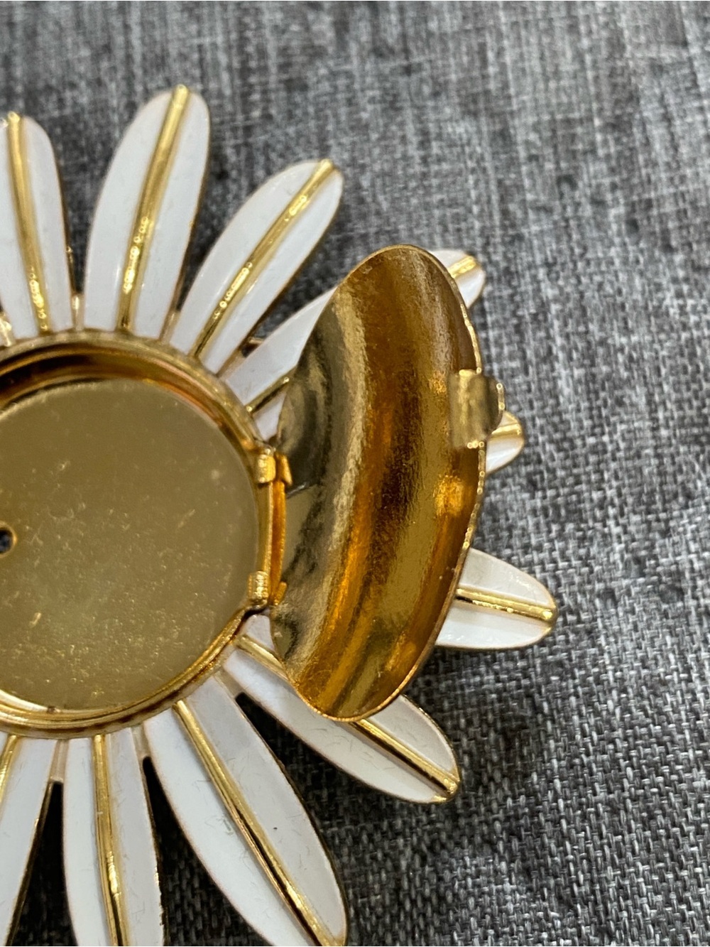 Avon Daisy Flower Brooch Vintage Avon Perfume Pin - Picture 11 of 16